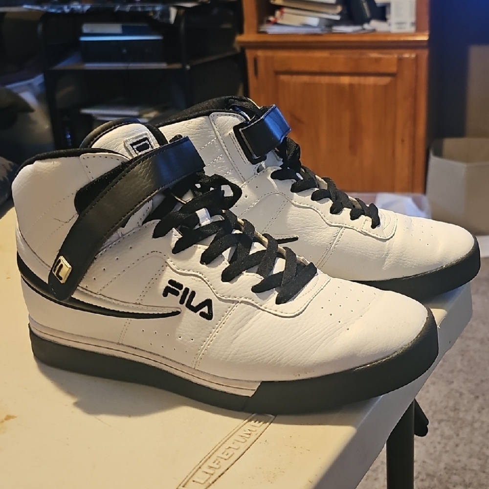 Fila Men's White and Black Strap Sneakers